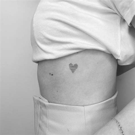 tatuajes en el pecho para mujer a color|Tatuajes en el pecho para mujeres